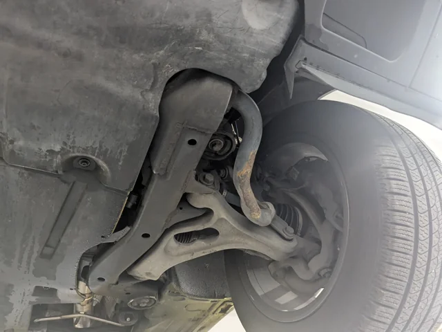 Lanolin-protected Porsche Cayenne underbody after treatment